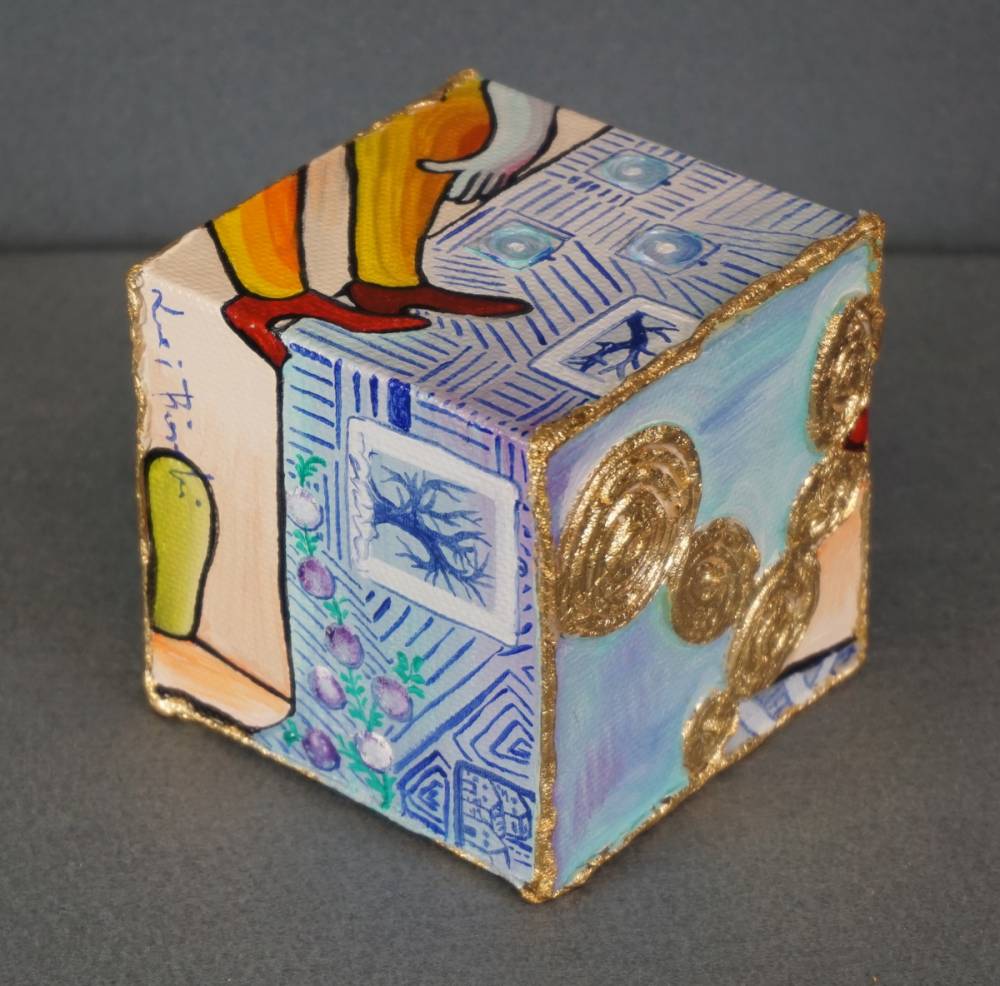 LEI SUL DIVANO - cubo 8 cm x 8 cm x h 8 cm - olio su tela e foglia oro - anno 2014 - 2° immagine