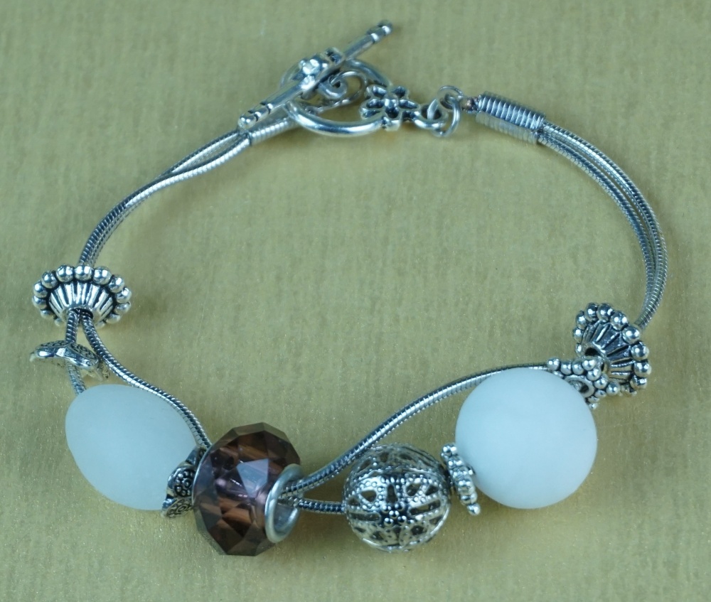 collane e pendenti , orecchini e bracciali con alabastro , pietre dure ,vetro e metallo