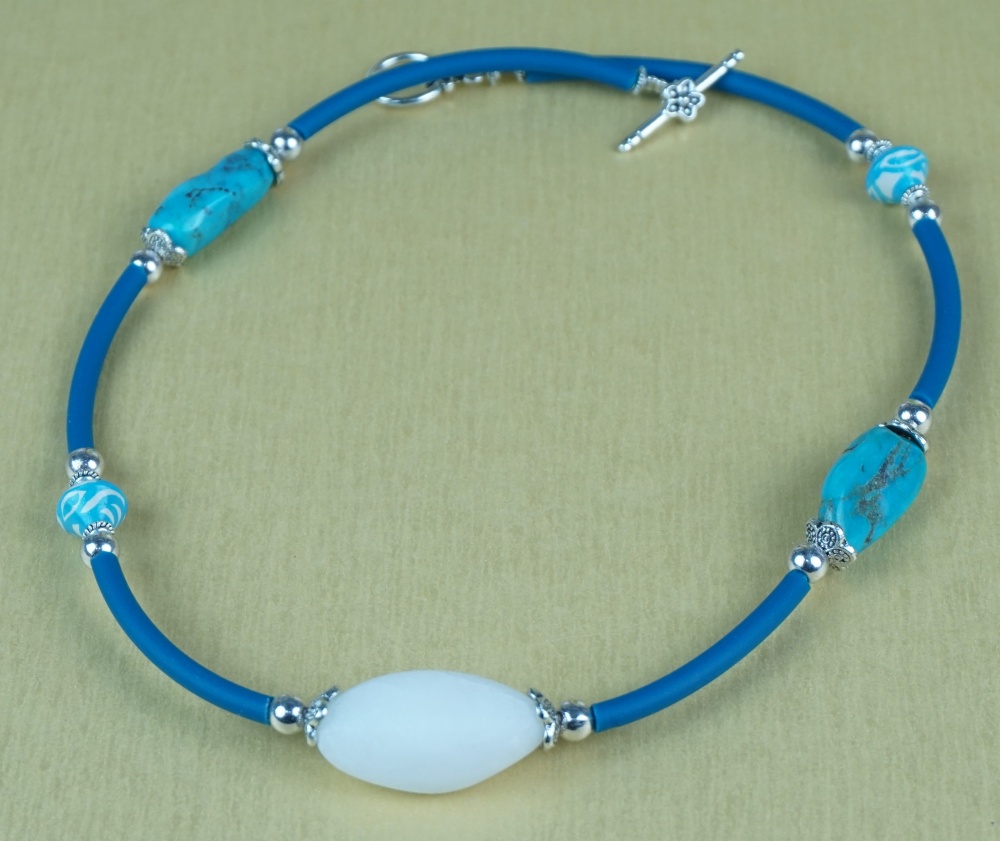 collana con alabastro bianco e turchese