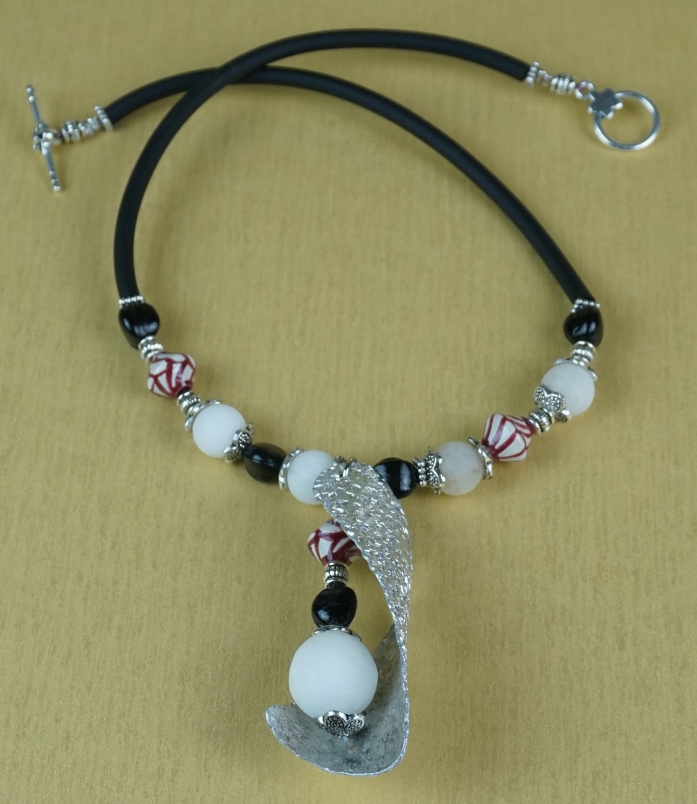 collane e pendenti ,orecchini e bracciali con alabastro ,pietre dure ,vetro e metallo