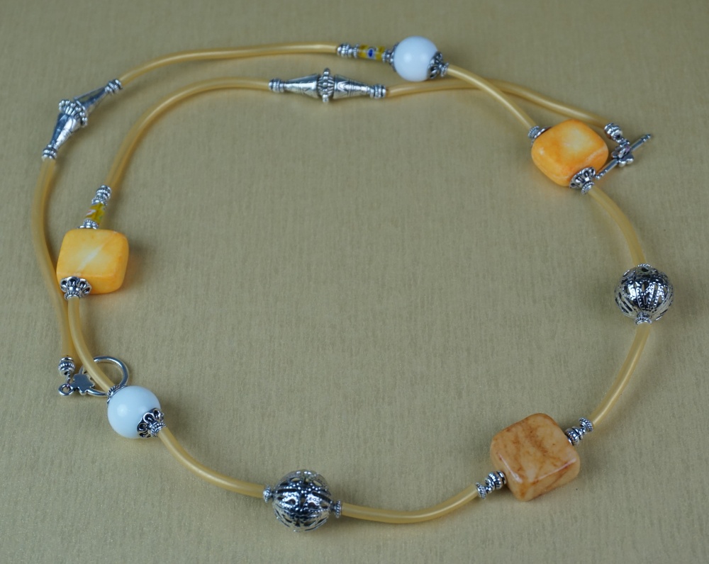 collane e pendenti con orecchini e bracciali con alabastro e pietre dure